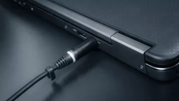Не заряжается батарея на ноутбуке HP, хотя ноутбук пишет, что батарея подключена и заряжается: причины и способы решения проблемы - фото превью статьи