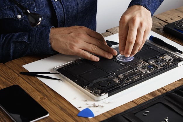 Игровые ноутбуки engineer-repairs-laptop-motherboard4