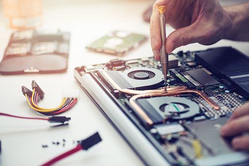 Игровые ноутбуки engineer-repairs-laptop-motherboard5